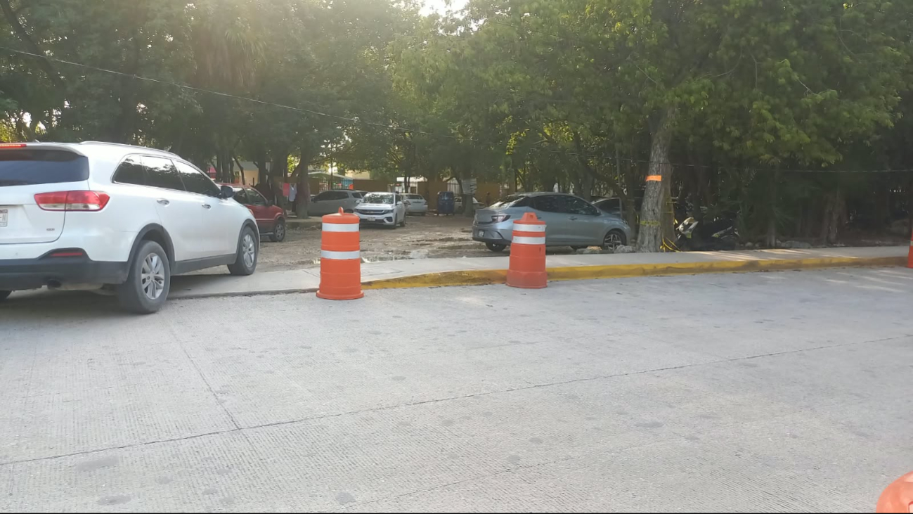 El estacionamiento se ha convertido en un caos para toda la zona.