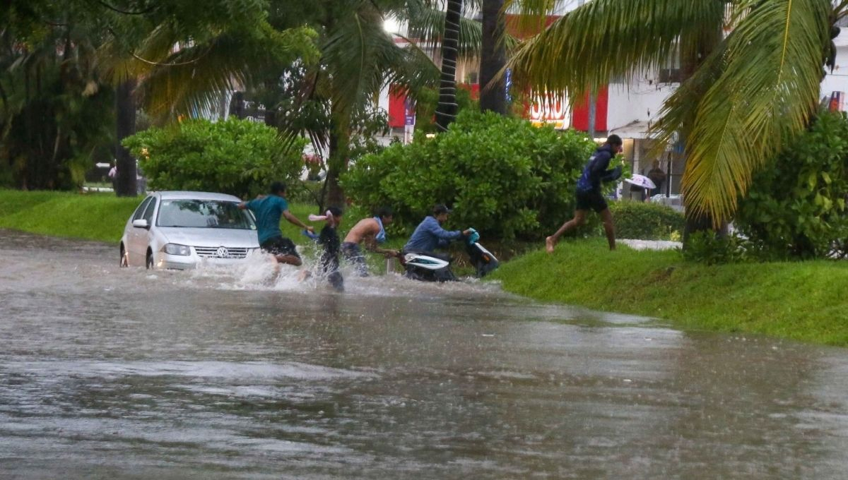 El fenómeno avanzaba hacia el noreste a una velocidad de 7 kilómetros por hora; sin embargo, los modelos meteorológicos indicaban un posible cambio de trayectoria hacia el norte