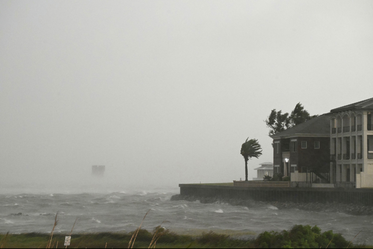 El huracán azotó con su fuerza categoría 2 la costa de Estados Unidos.