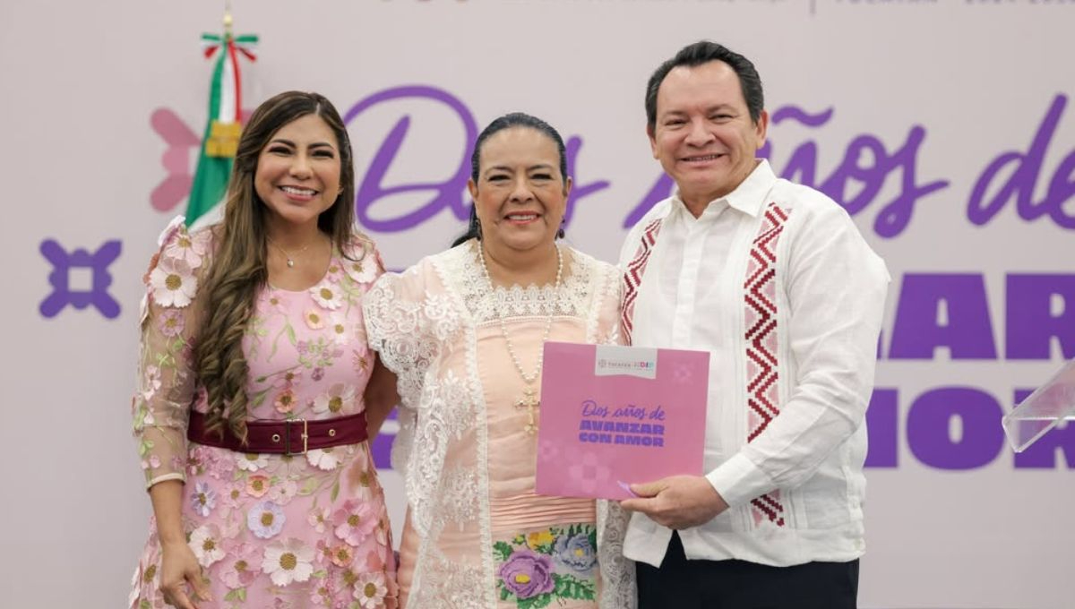 Joaquín Díaz Mena felicita a su esposa por el trabajo hecho al frente del DIF Yucatán