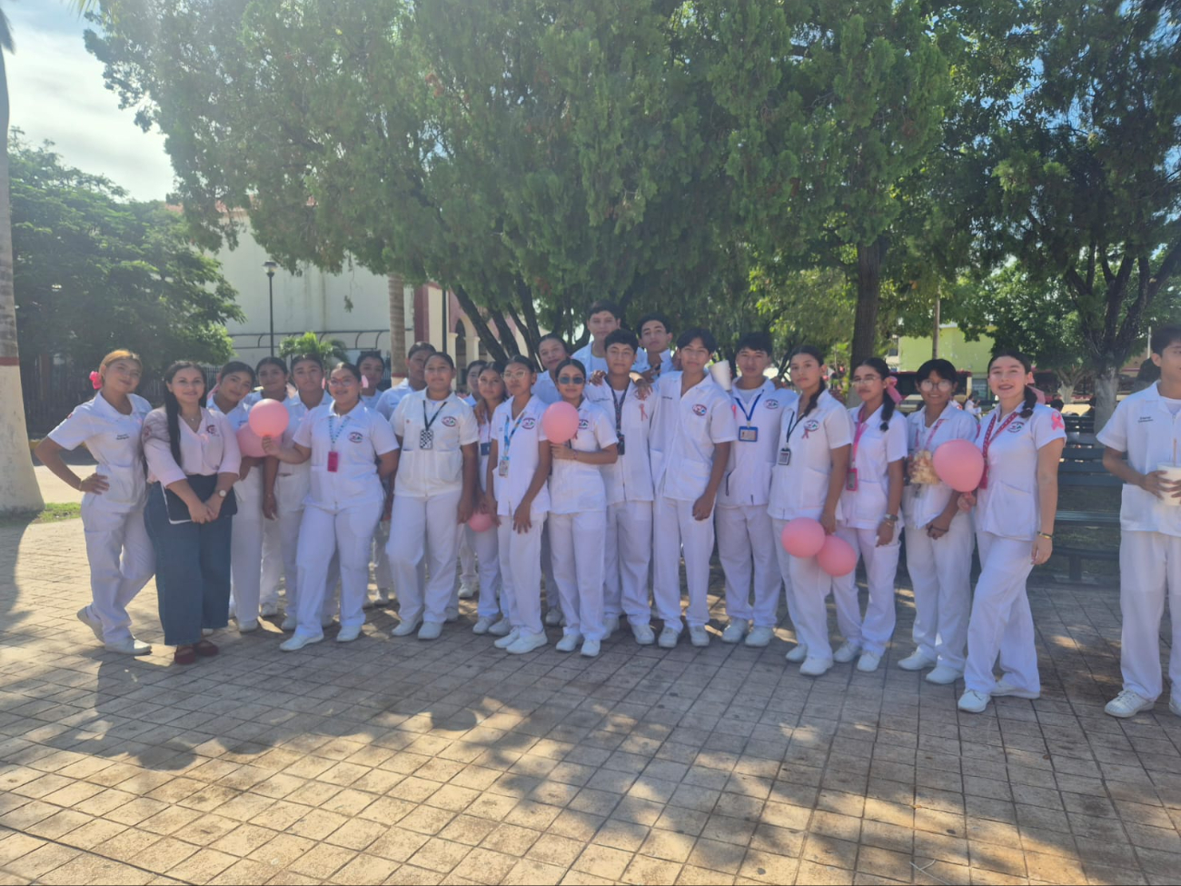 En el municipio de Champotón se llevó a cabo una marcha conmemorativa por el mes rosa.