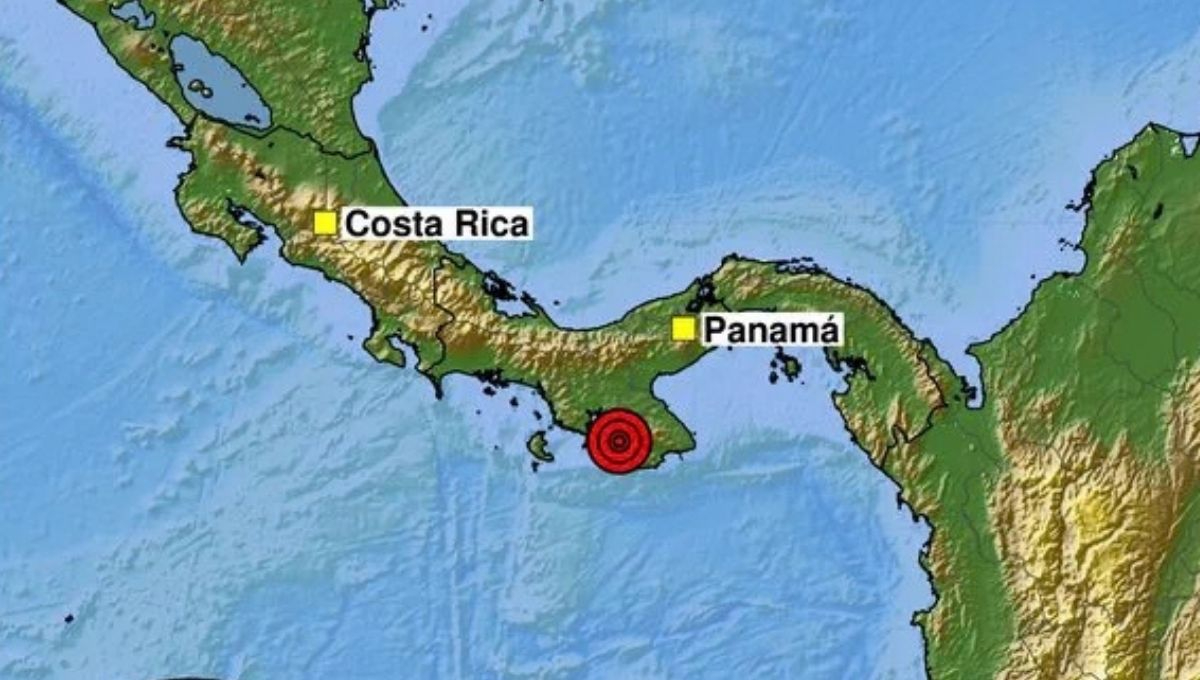 Pitaloza Arriba se localiza en el corregimiento de La Pitaloza, dentro del distrito de Los Pozos, en la provincia de Herrera