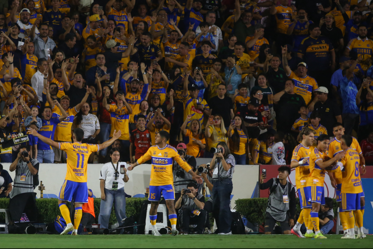 Los Tigres derrotaron al campeón en el "Volcán" y su afición lo celebró en grande.