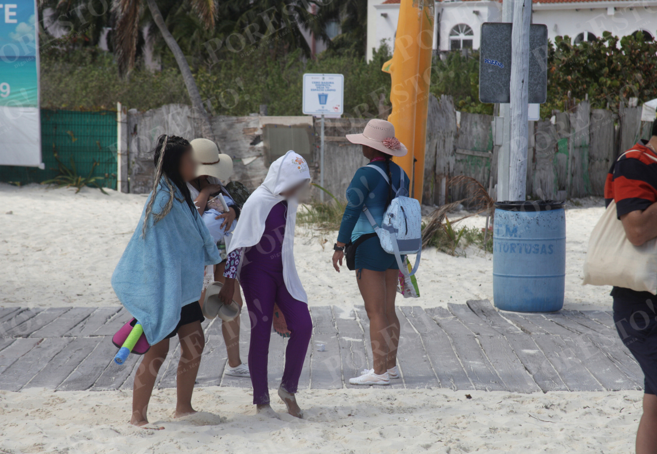 Aunque se sentían bajas temperaturas hubo quienes se abrigaron para ir a contemplar el agua azul turquesa