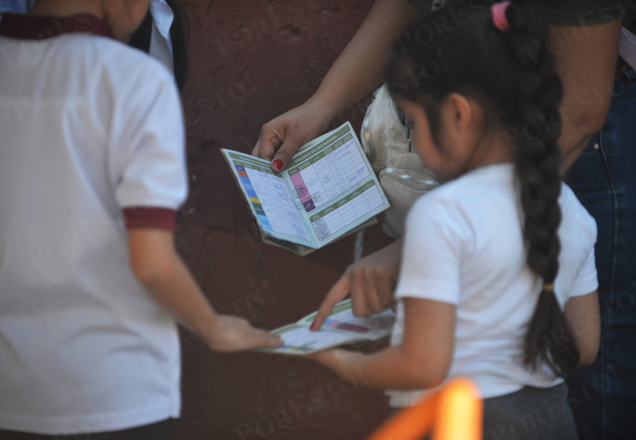 Adultos mayores y familias priorizan la prevención durante la temporada invernal