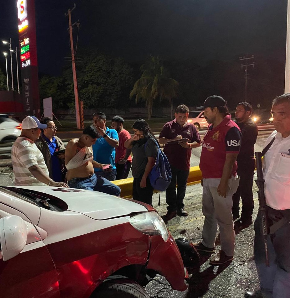 El motociclista recibió primeros auxilios por parte del personal de Protección Civil.