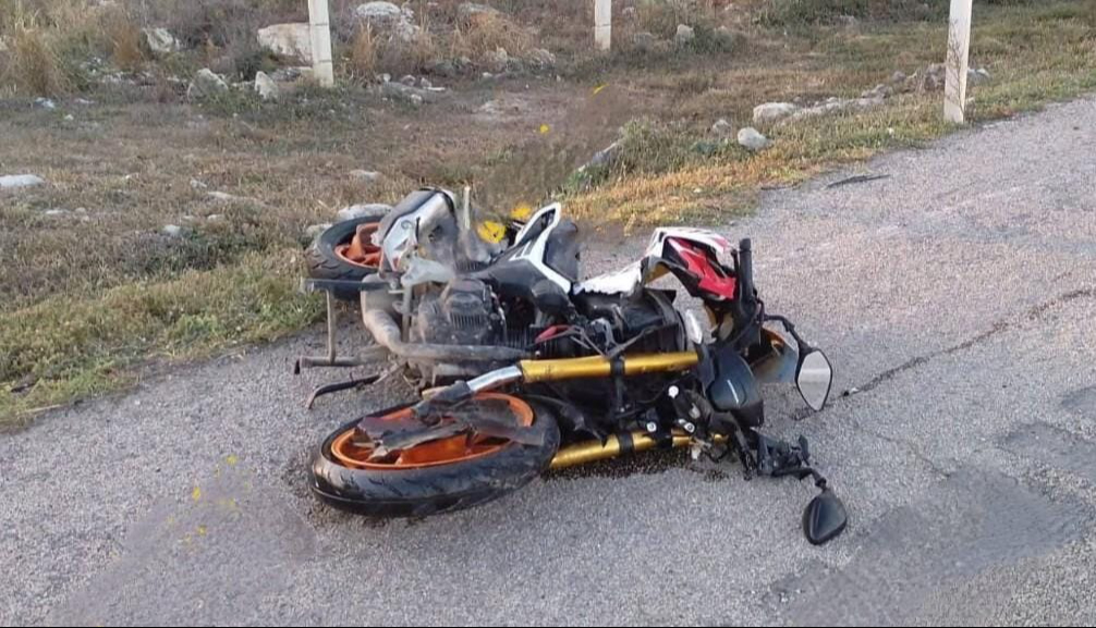 El motociclista resultó lesionado y fue trasladado al hospital IMSS-Bienestar para valoración médica.