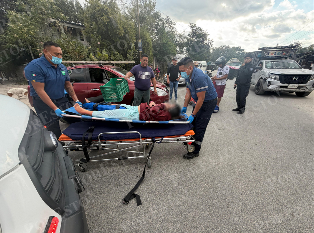 Paramédicos acudieron al sitio, llevando a la mujer a una unidad médica para una mejor atención