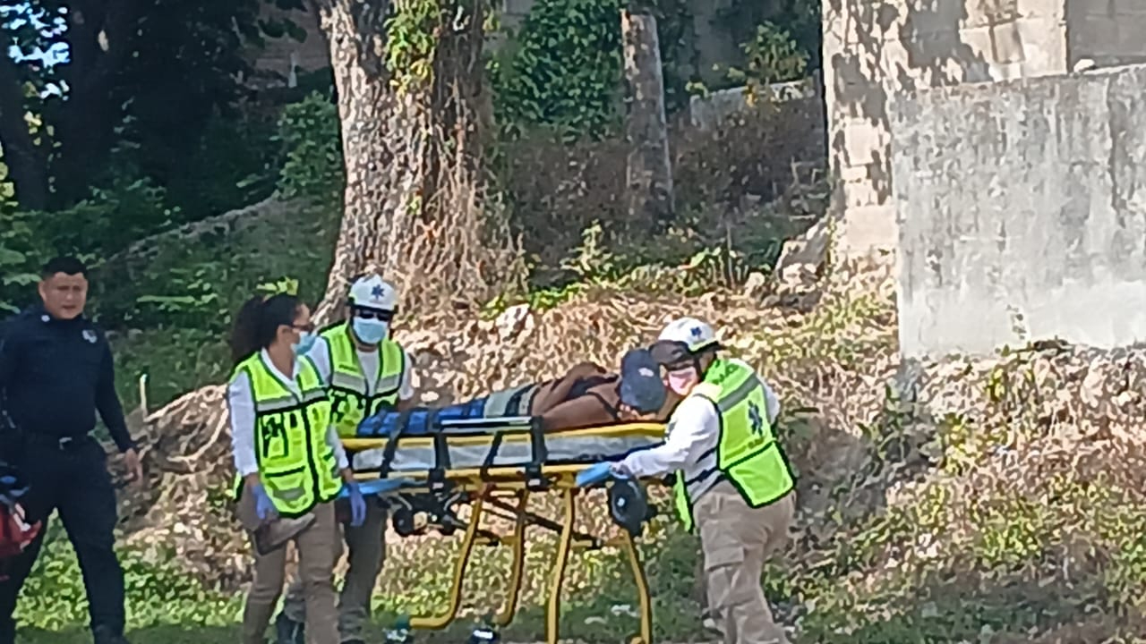 Paramédicos del SAMU lo estabilizaron y trasladaron al hospital IMSS-Bienestar Janell Romero Aguilar.