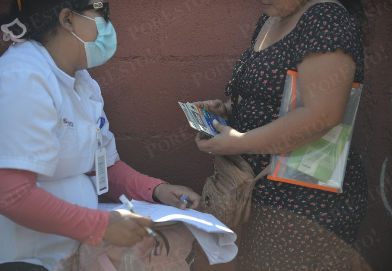 Personal de salud aplica hasta 100 dosis diarias; sin embargo, la afluencia rebasa la disponibilidad