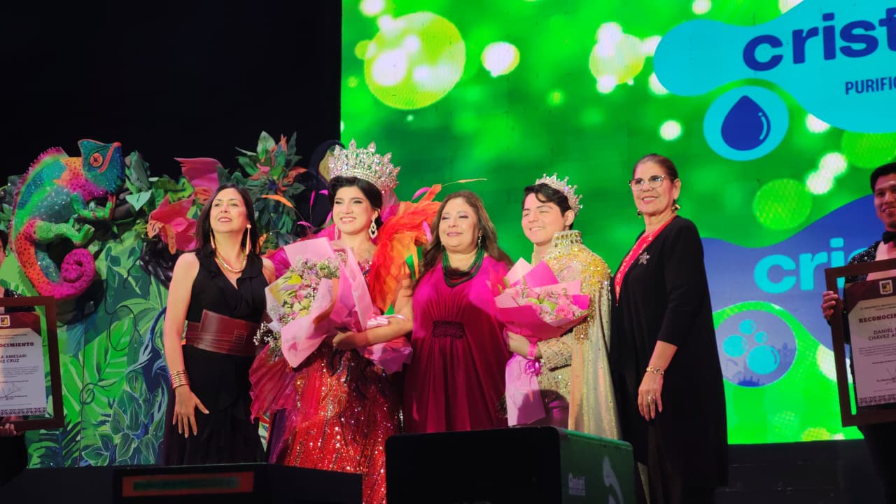 Plaza de la República vibra con coronación estudiantil del Carnaval
