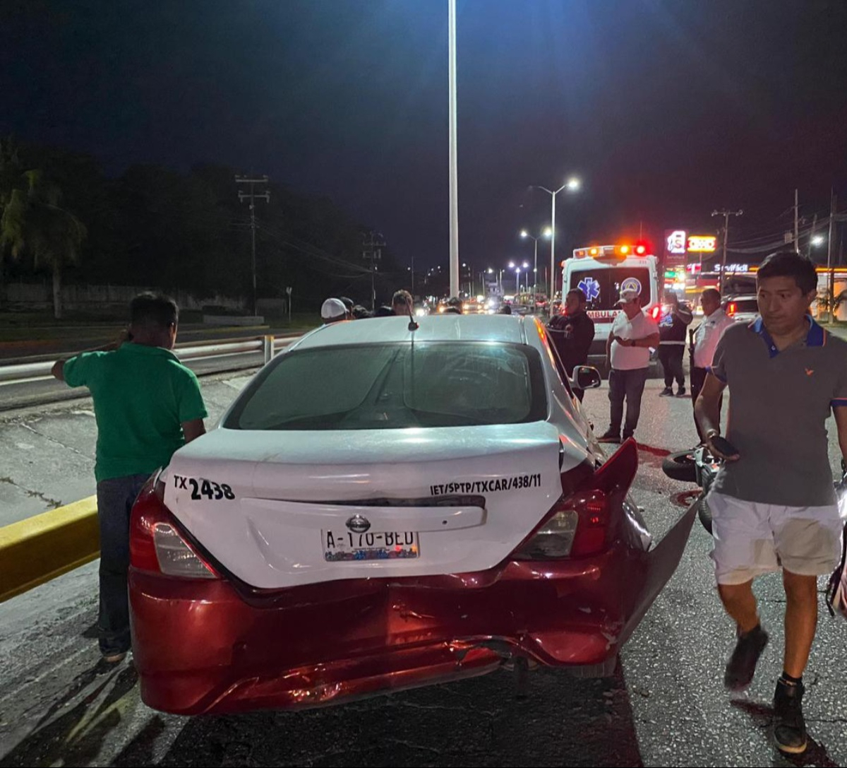 Tanto la motocicleta como el taxi terminaron atravesados sobre la vialidad.