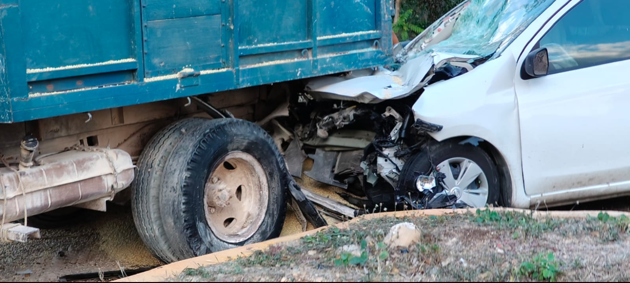 Un automóvil compacto Nissan March resultó severamente dañado y estuvo a punto de ser pérdida total.
