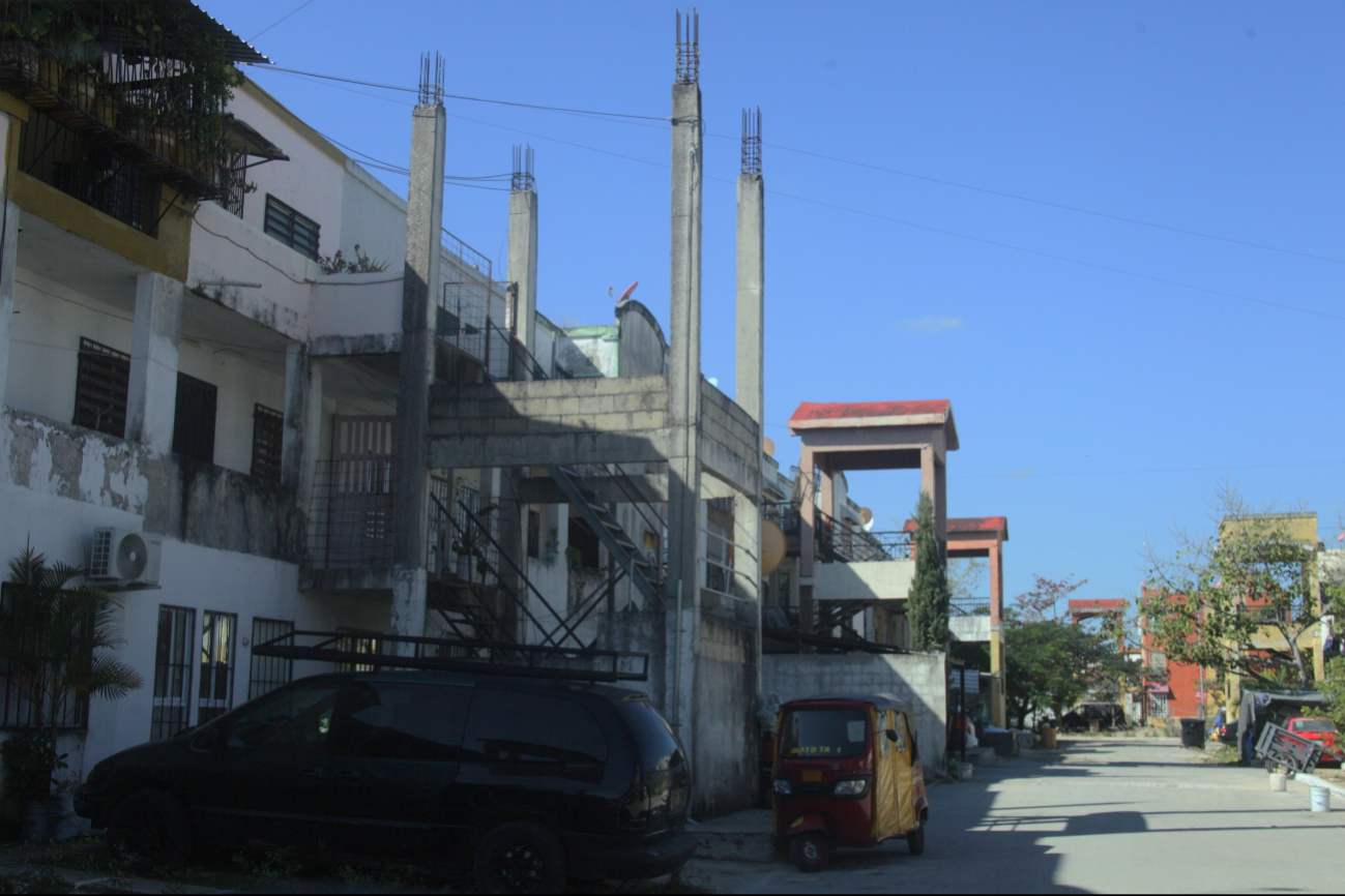Algunas estructuras carecen de escaleras seguras y presentan posibles daños estructurales.