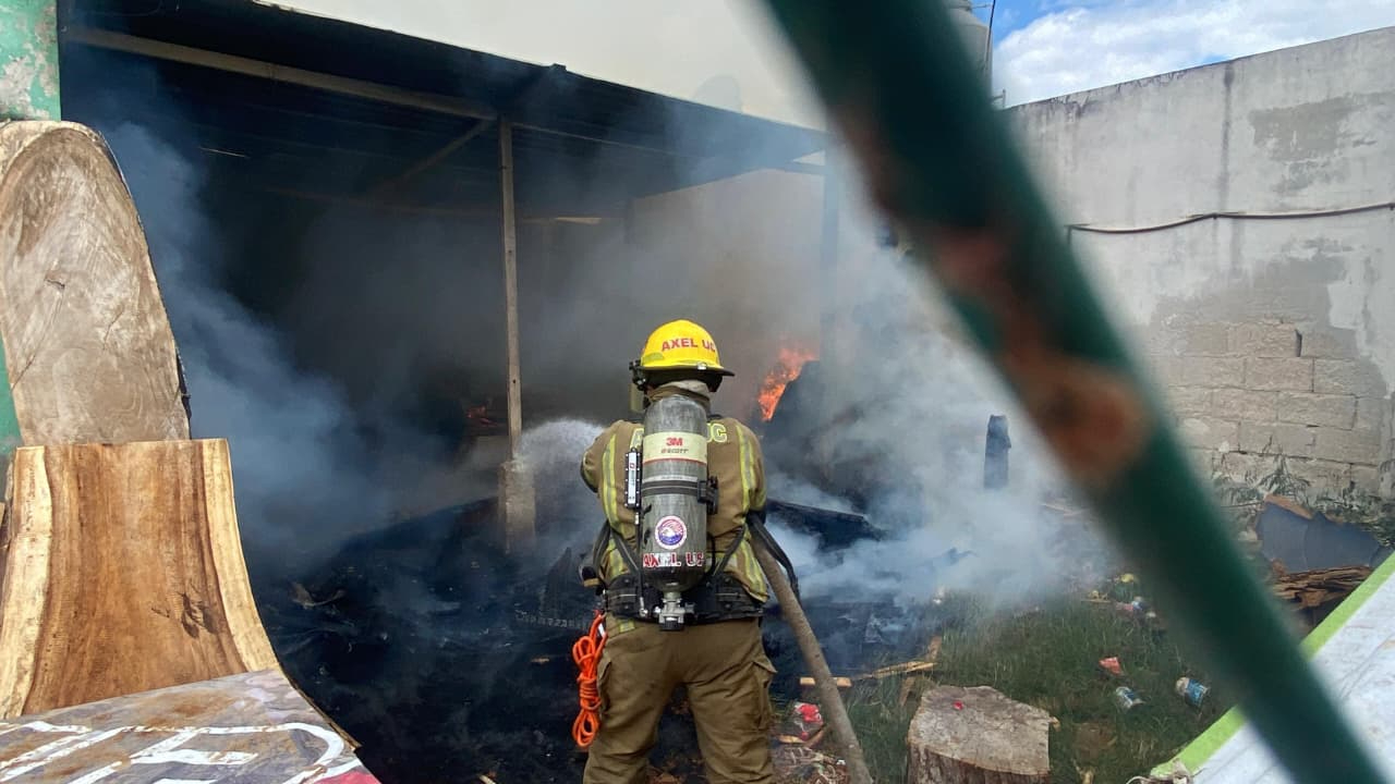 Bomberos y Protección Civil rompieron cerraduras para sofocar el fuego.