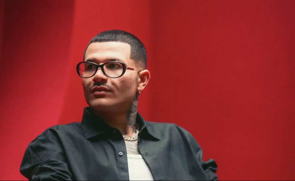 Kapo es un cantante colombiano de reggaetón y afrobeat.