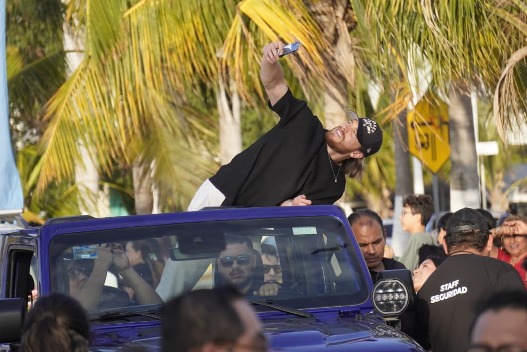 Aldo de Nigris y Briggitte Bozo encabezaron el recorrido como Reyes del Espectáculo 2026.