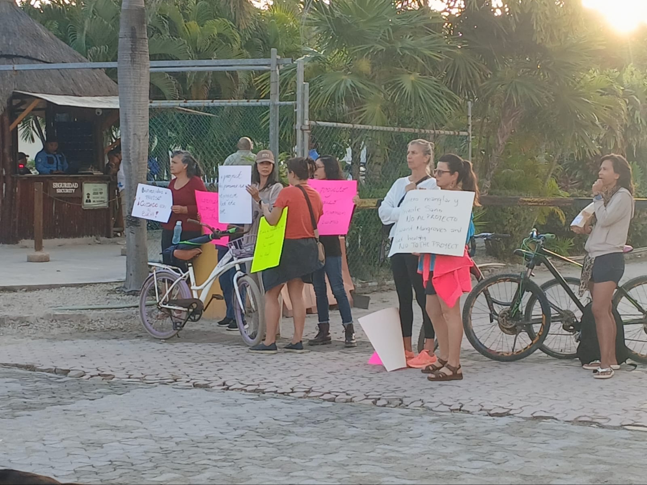 Hasta el momento, ninguna autoridad estatal o municipal se ha presentado al lugar para dialogar con los manifestantes