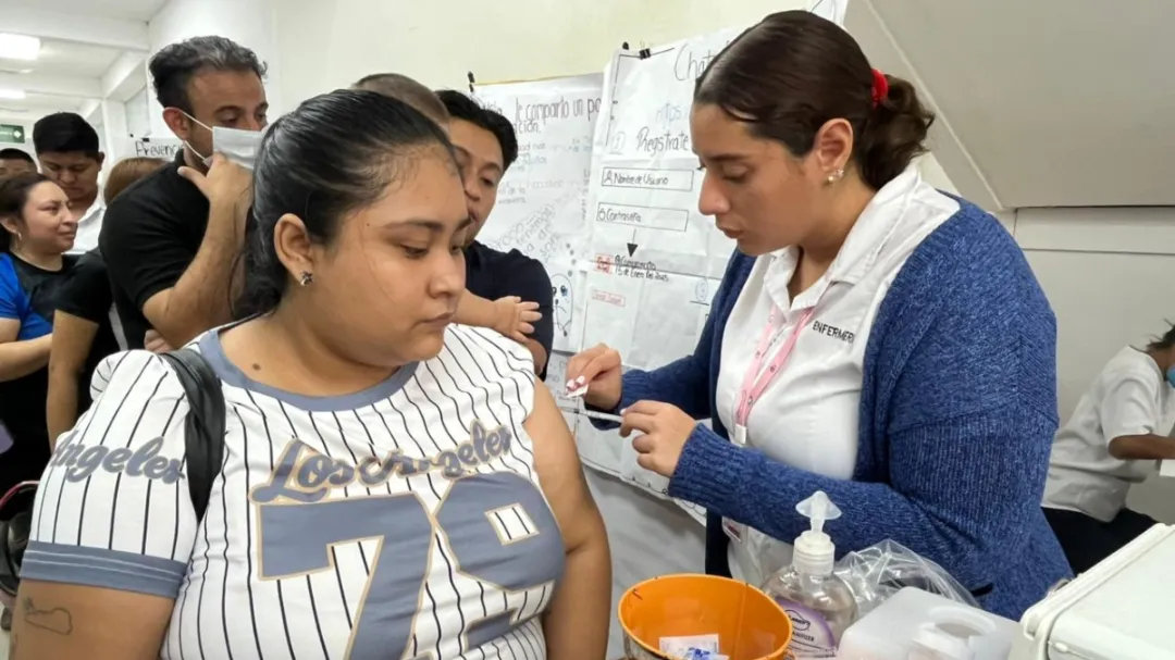 “Debemos ser ciudadanos responsables”: cientos acuden al Centro de Salud de Mérida para vacunarse contra el sarampión