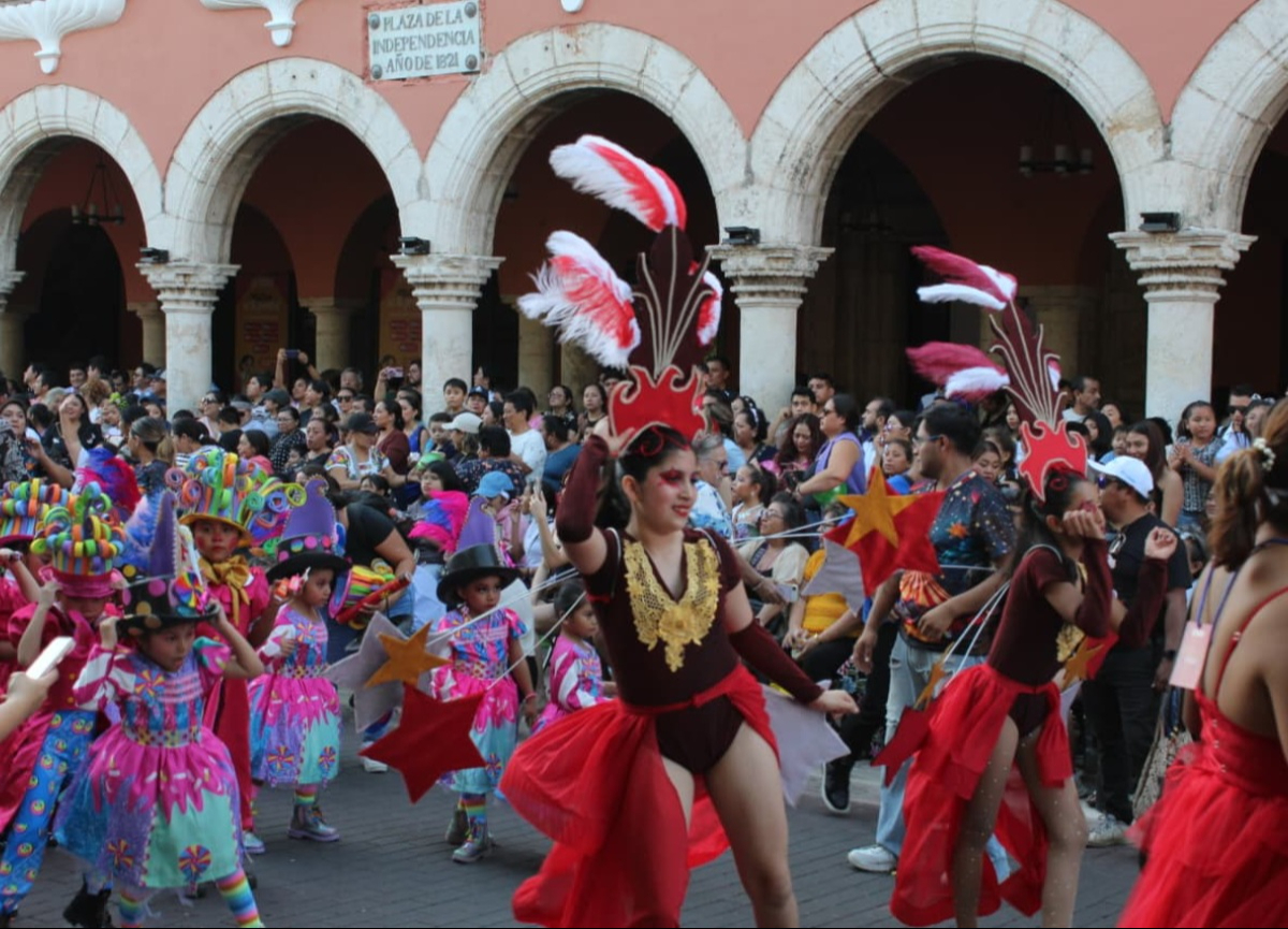 El ambiente circense ocupó las calles de la capital yucateca en punto de las 16:00 horas.
