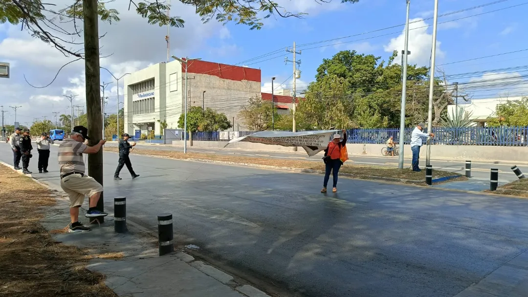 Jubilados de Pemex toman otra vez la avenida Internacional de Mérida