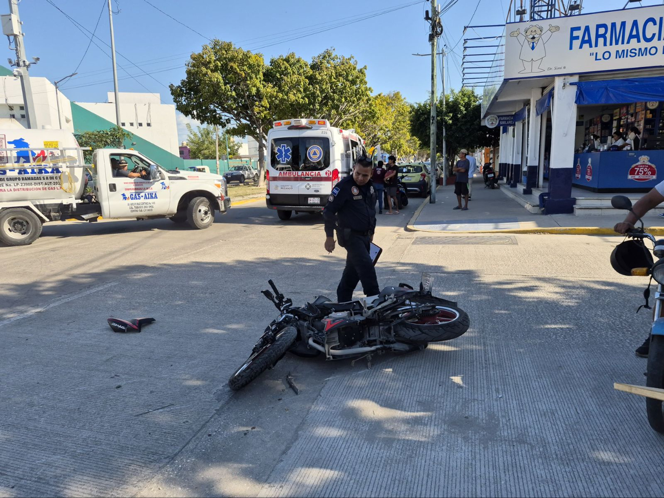 El taxi presuntamente no respetó la preferencia de paso e impactó la motocicleta.