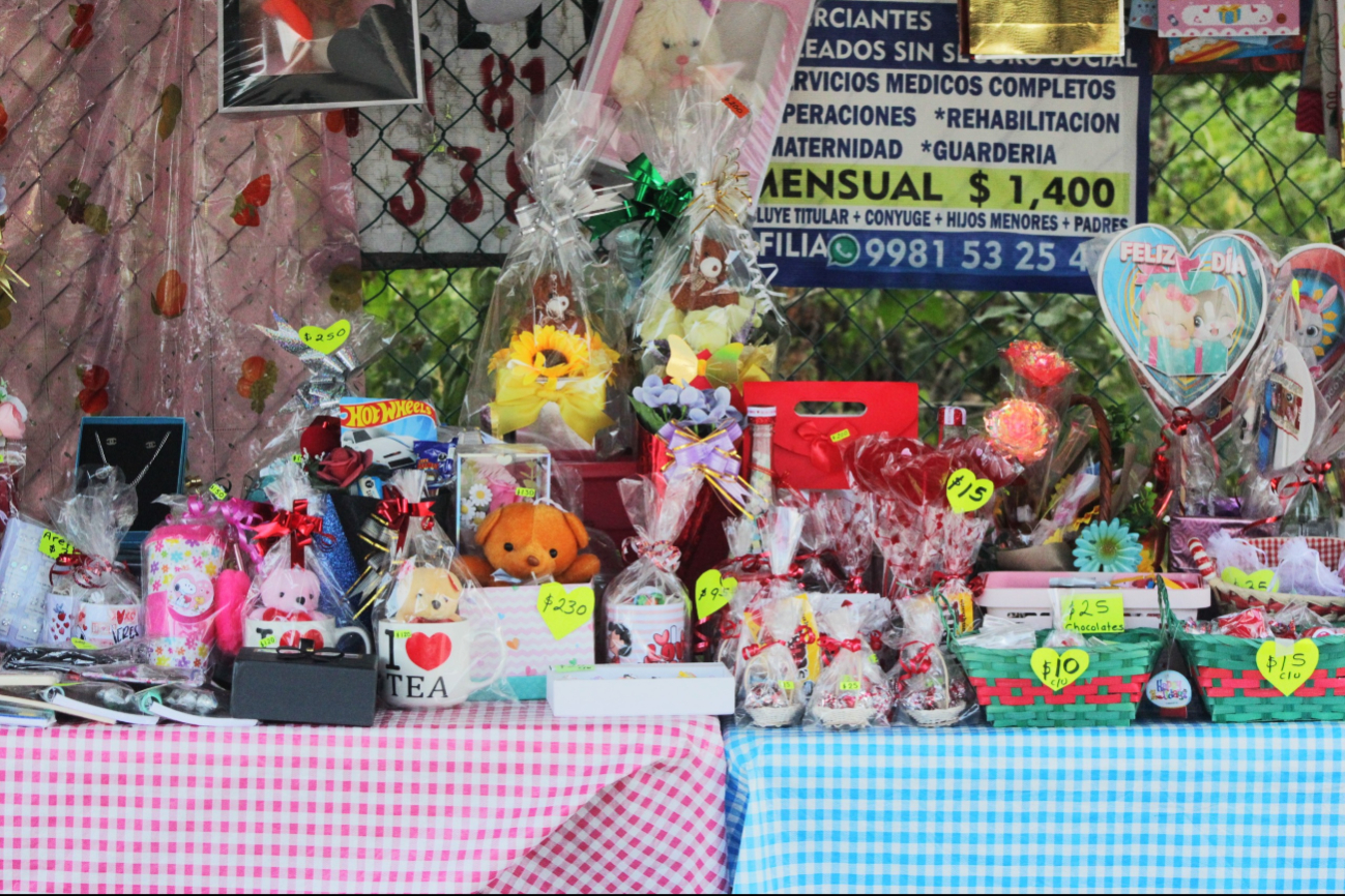 En las calles se pueden ver varios puestos de diferentes opciones de regalos