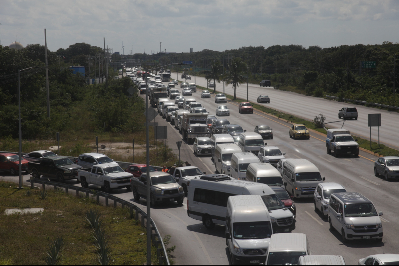 Afuera se registró fuerte tráfico y tres choques menores en los accesos.
