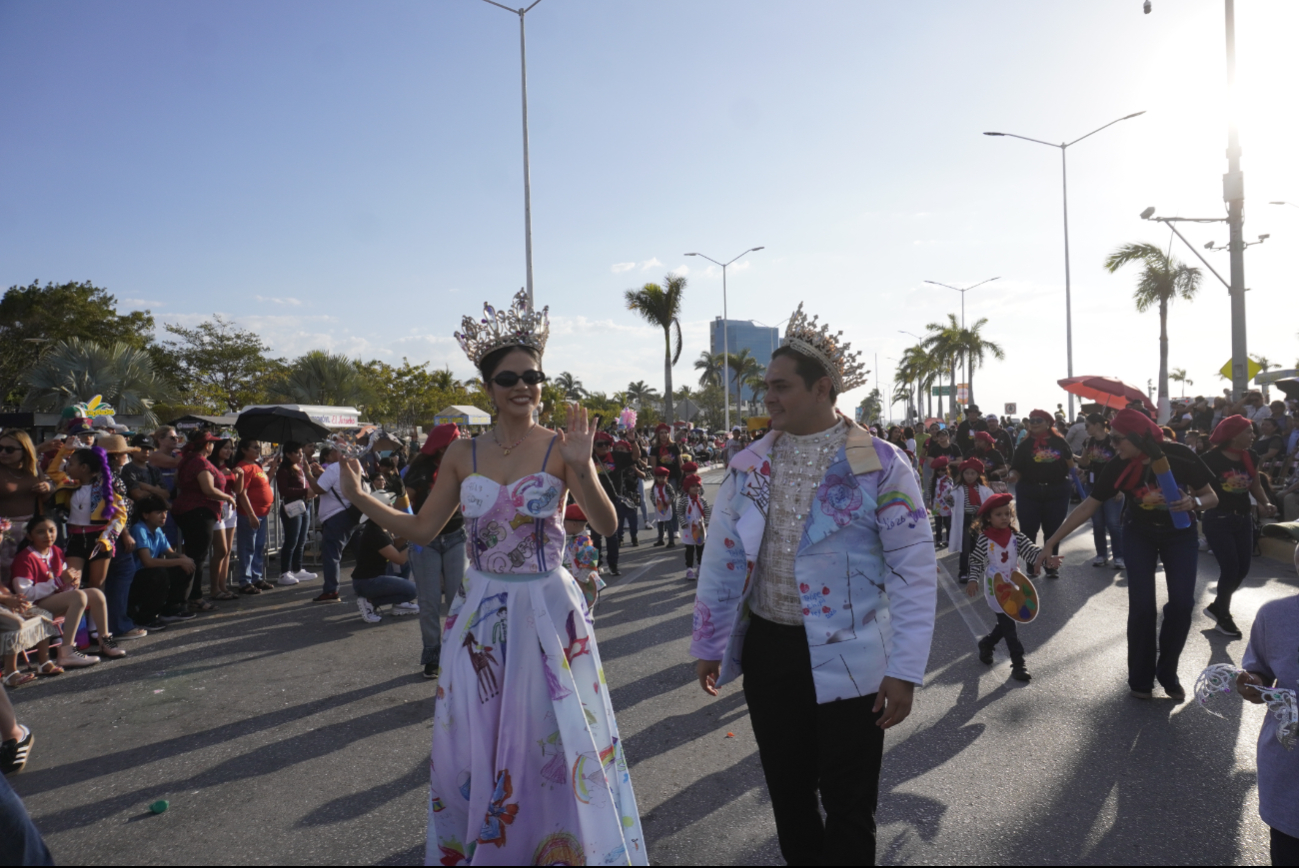 Los reyes del Carnaval llenaron de alegría y color el Corso Infantil