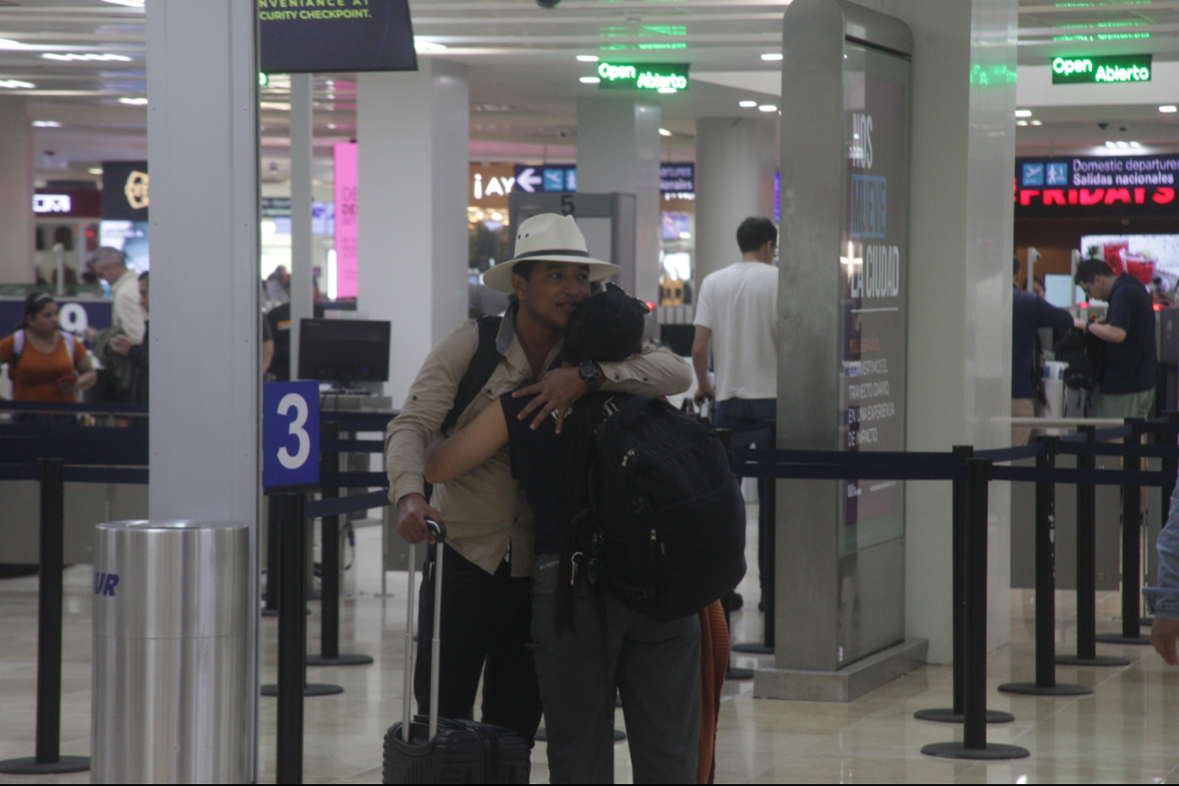 Solo algunas parejas se despidieron con muestras de afecto antes de abordar.