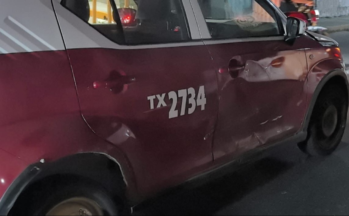 El taxi presentó afectaciones importantes en el costado.