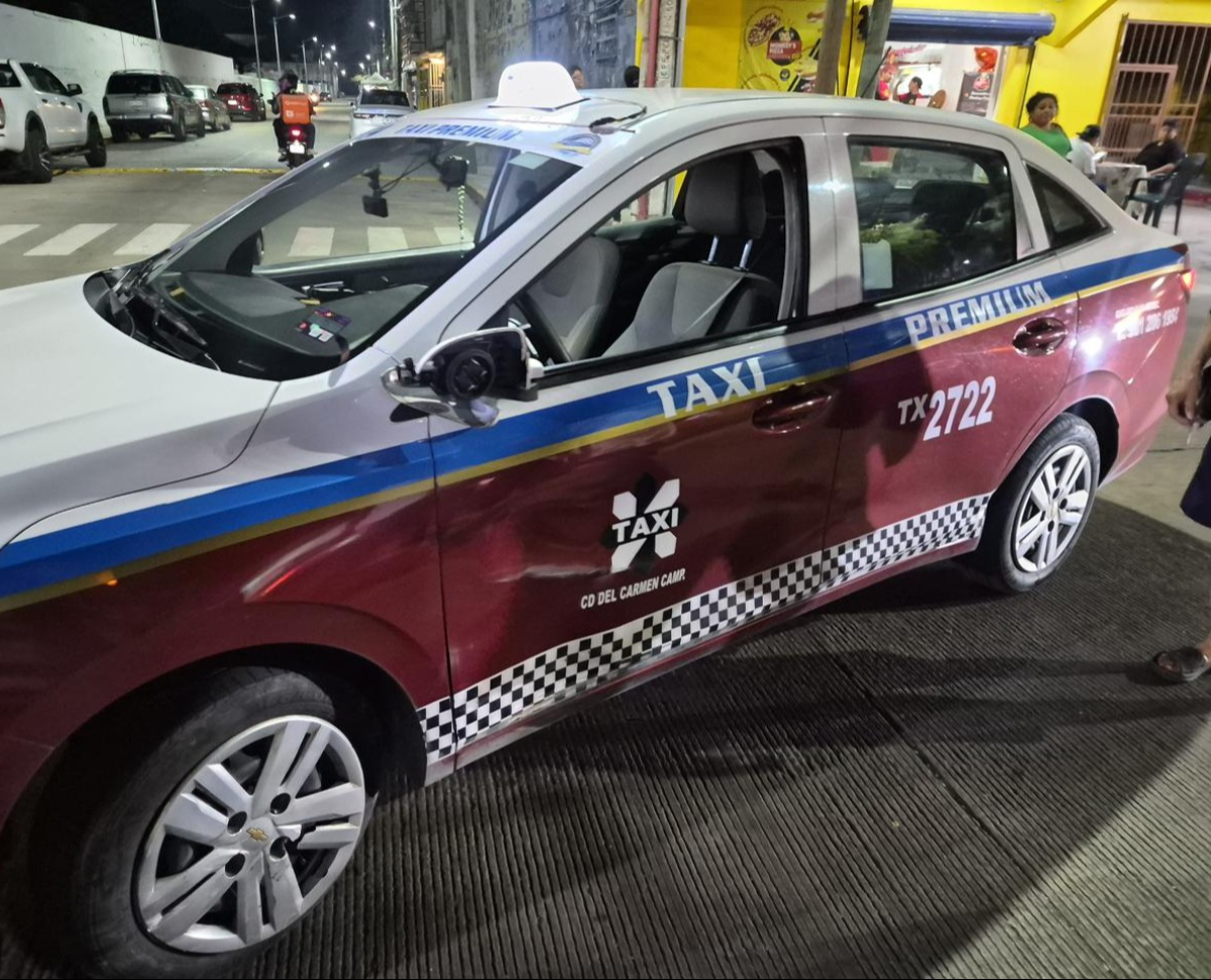El taxista intentaba realizar un retorno a la izquierda sin advertir a la motocicleta.