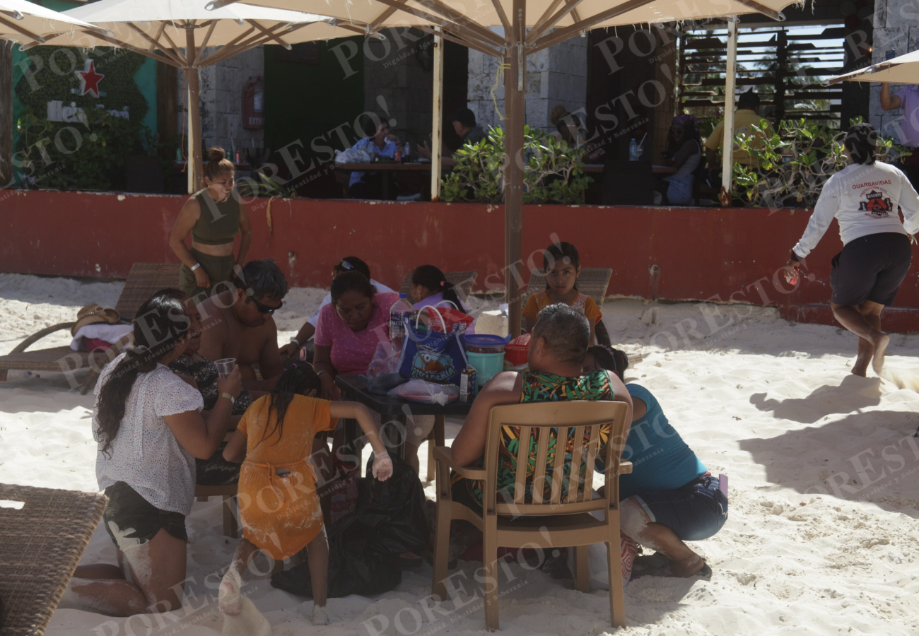 Entre sombrillas, mesas y juegos en la arena, cancunenses disfrutaron del descanso en familia