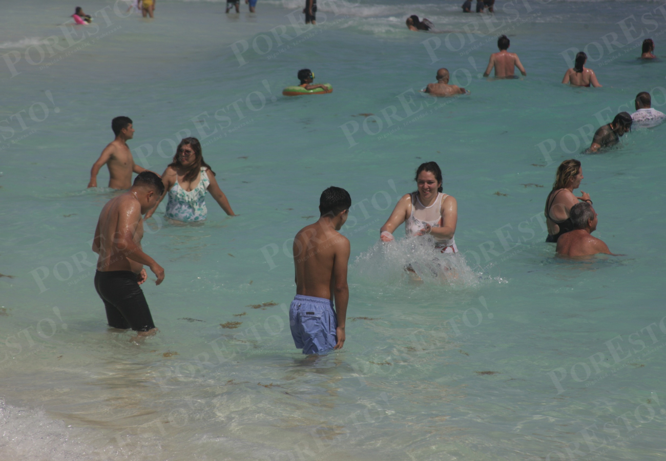 Familias locales y visitantes abarrotaron los balnearios en una jornada marcada por el intenso calor