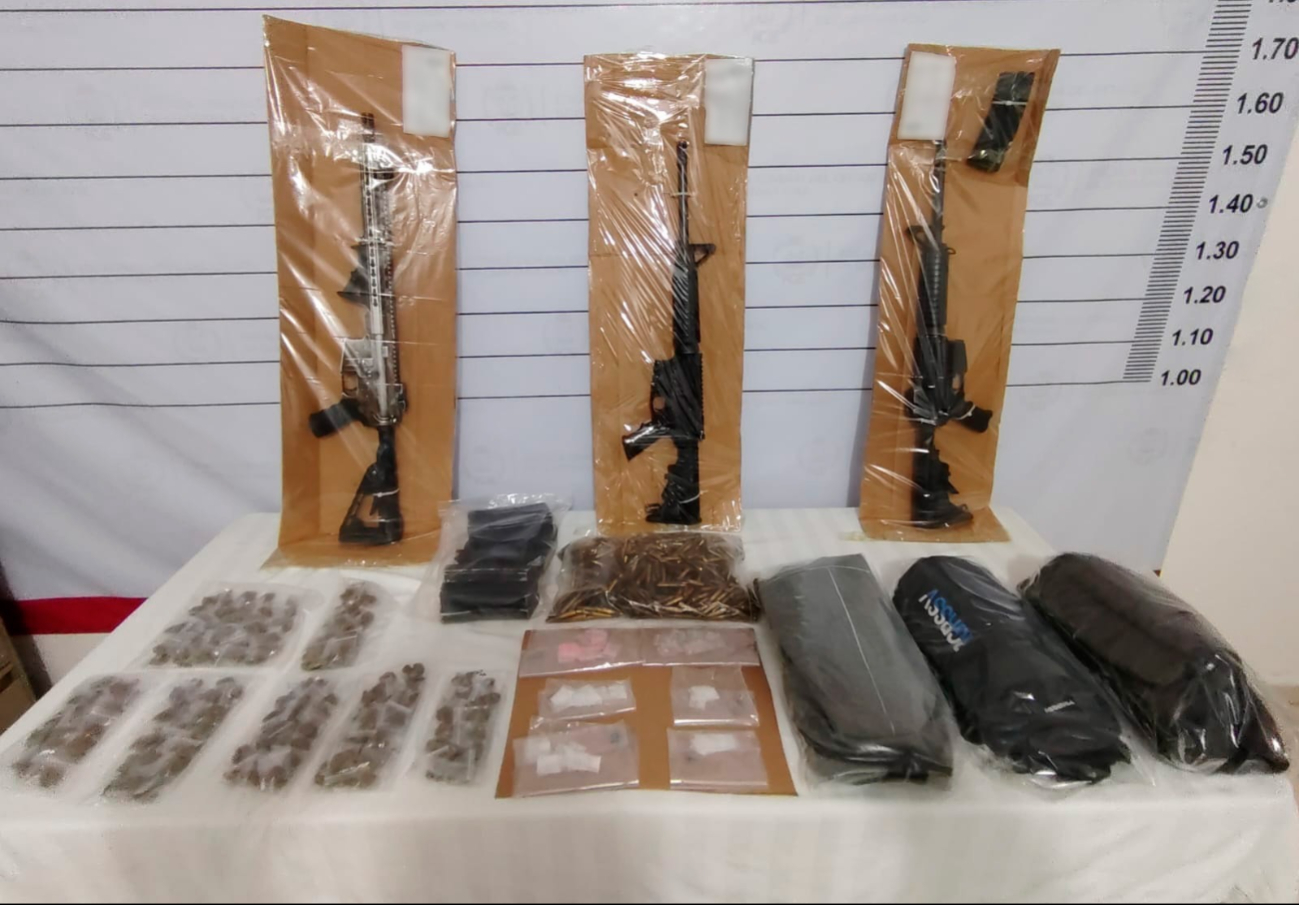 Durante la detención, se aseguraron les aseguraron tres armas de fuego largas