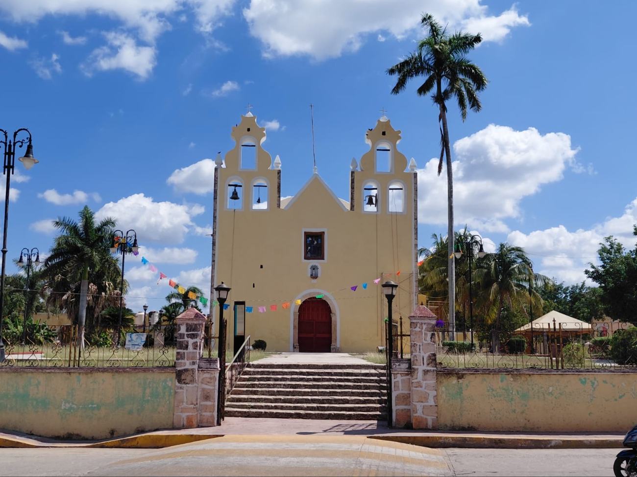 Las eucaristías serán a las 10:00 de la mañana y a las 5:00, 6:00, 7:00 y 8:00 de la noche.