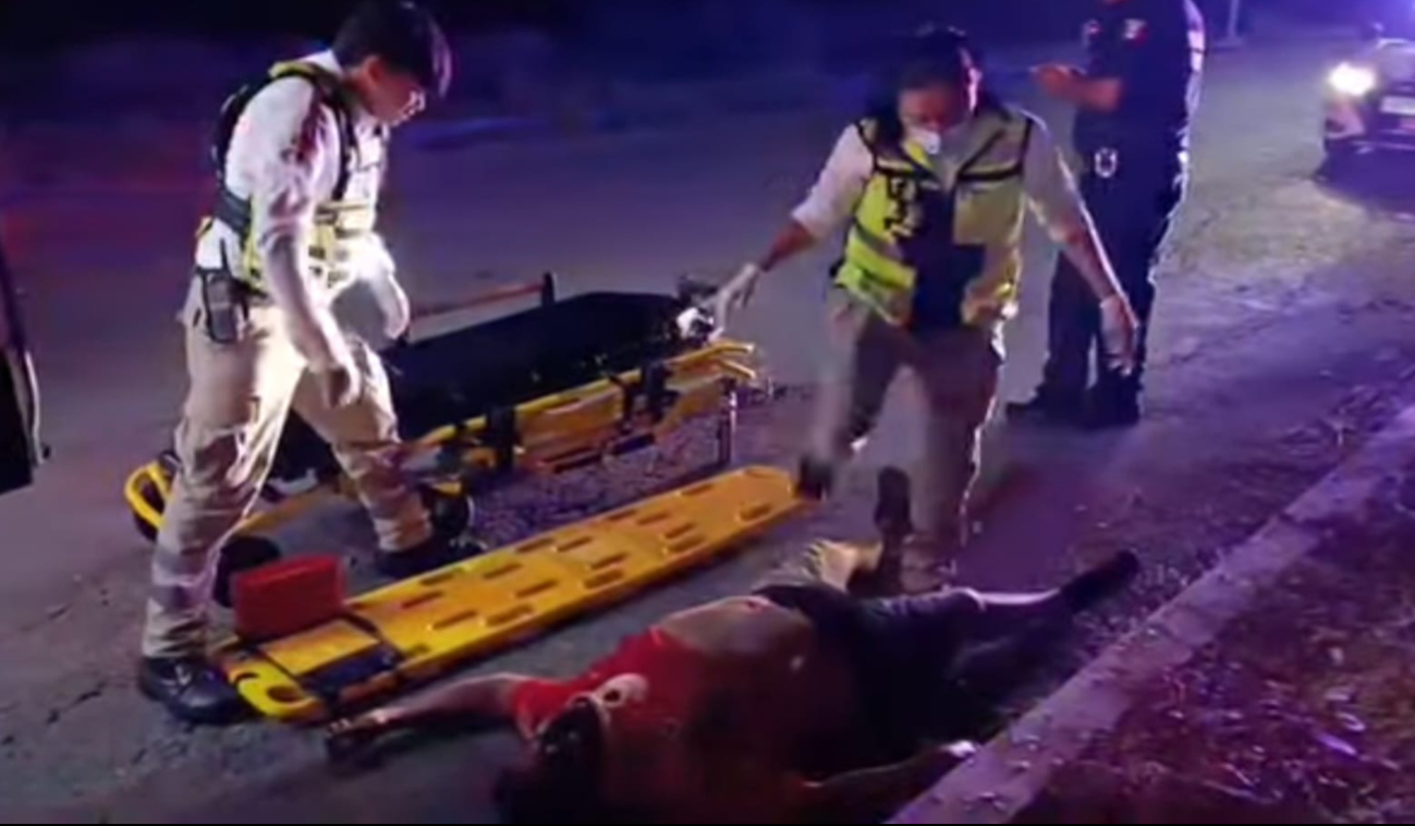 Quedó lesionado junto al camellón tras perder el control.