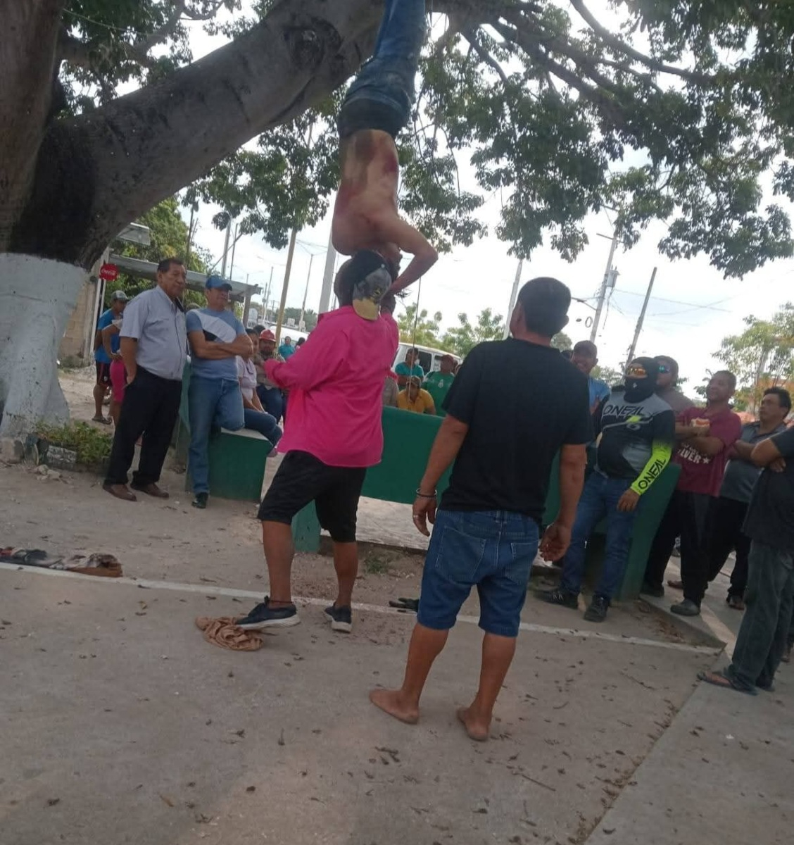 Seguidores del líder sindical, acudieron al sitio y sometieron al lesionado.