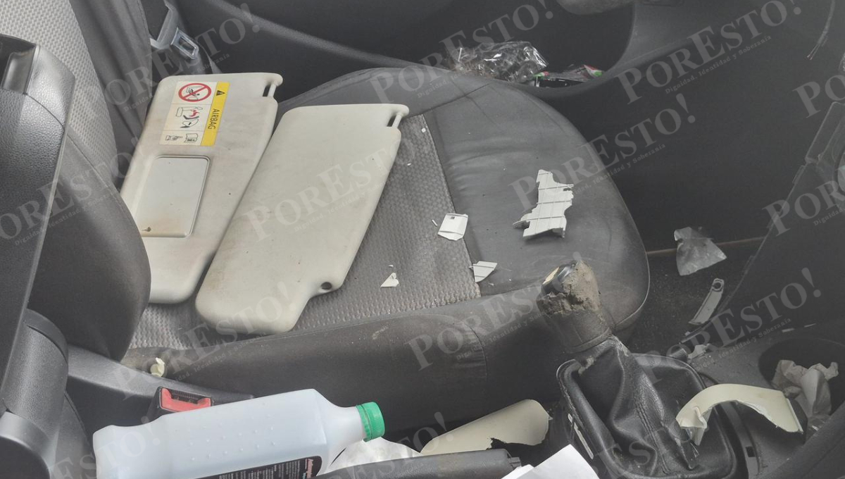 También hubo daños en el interior del auto y objetos arrojados al pavimento.