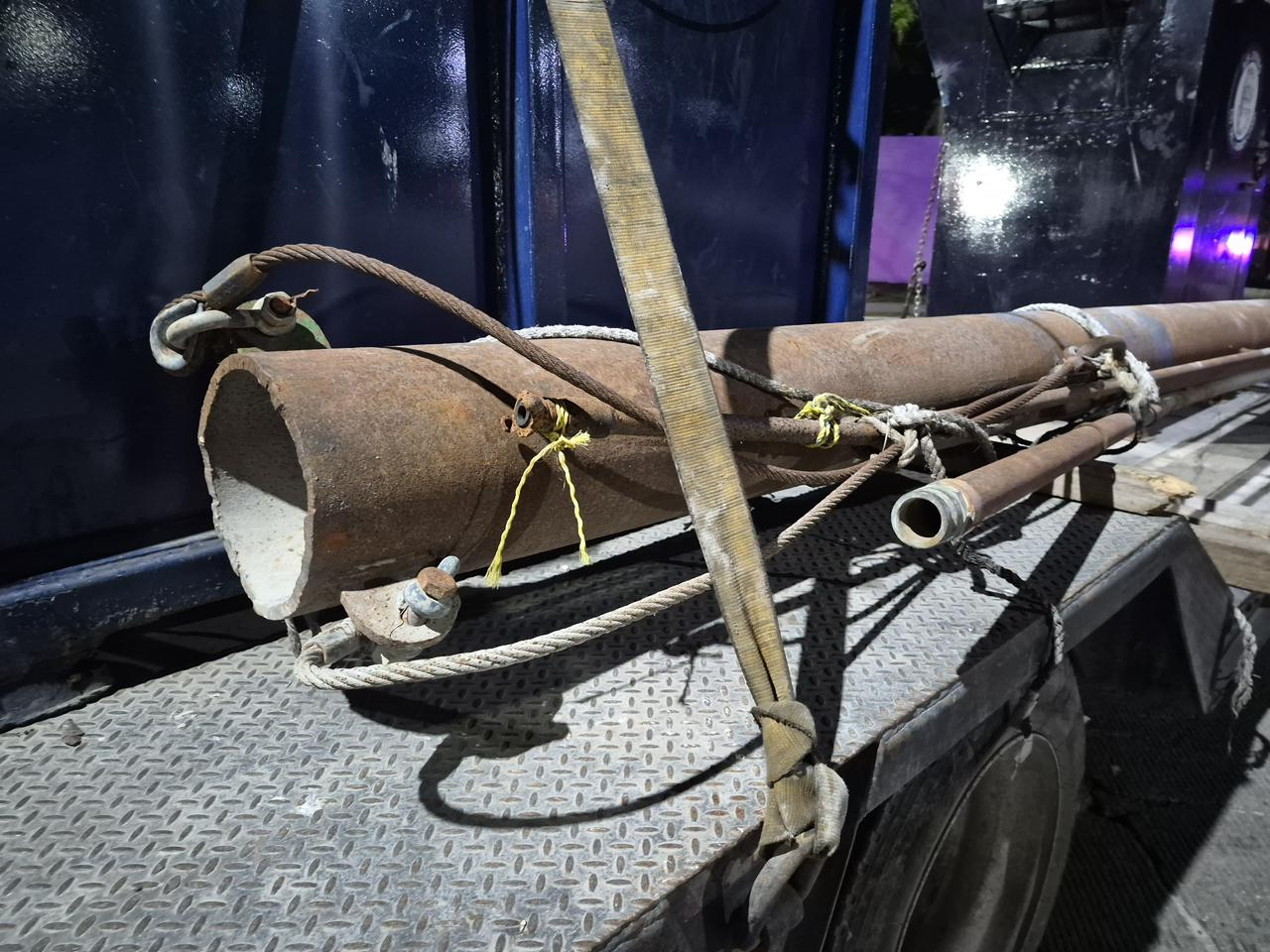 Tractocamión dañó un poste tras saltar el camellón y provocó cierre vial en la colonia Petrolera.