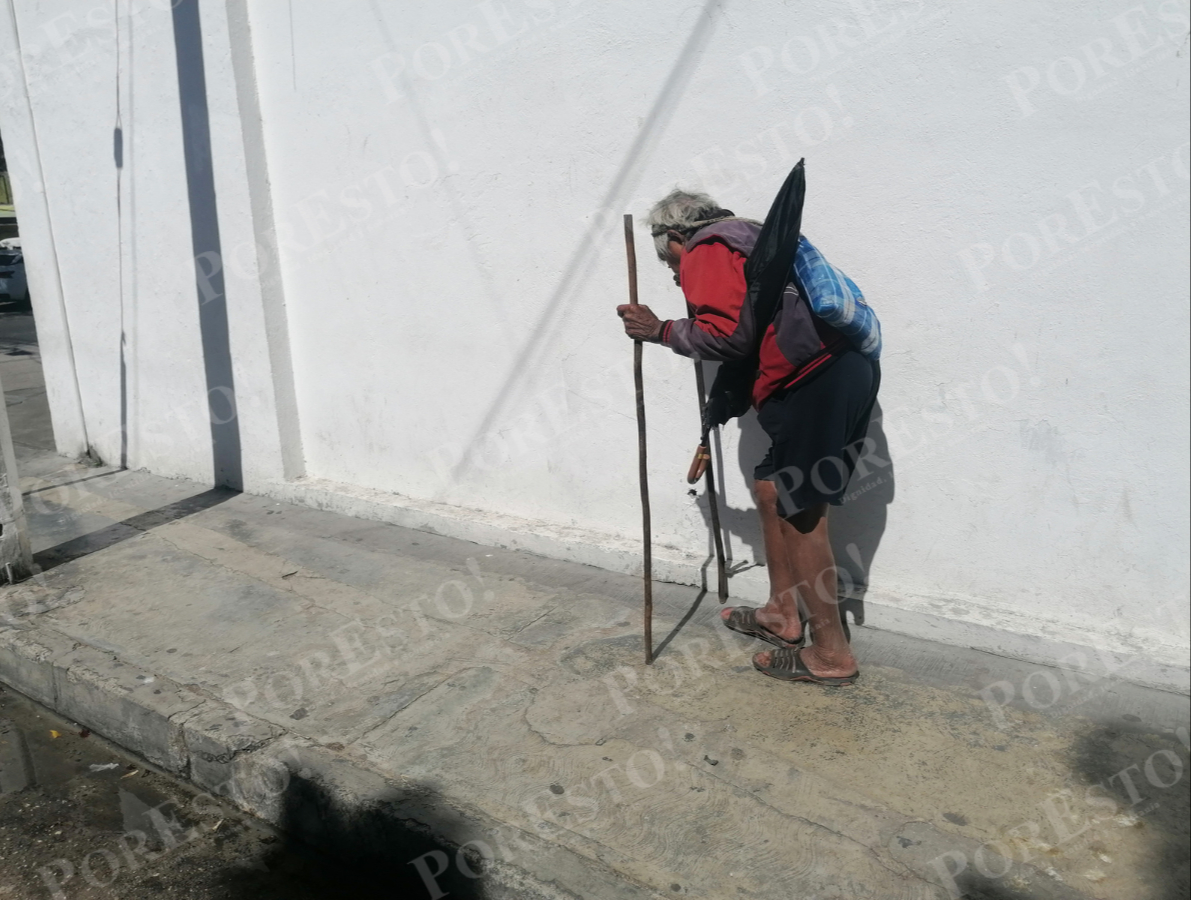 Al juntar unas monedas, camina al Mercado 23 en busca de alimentos