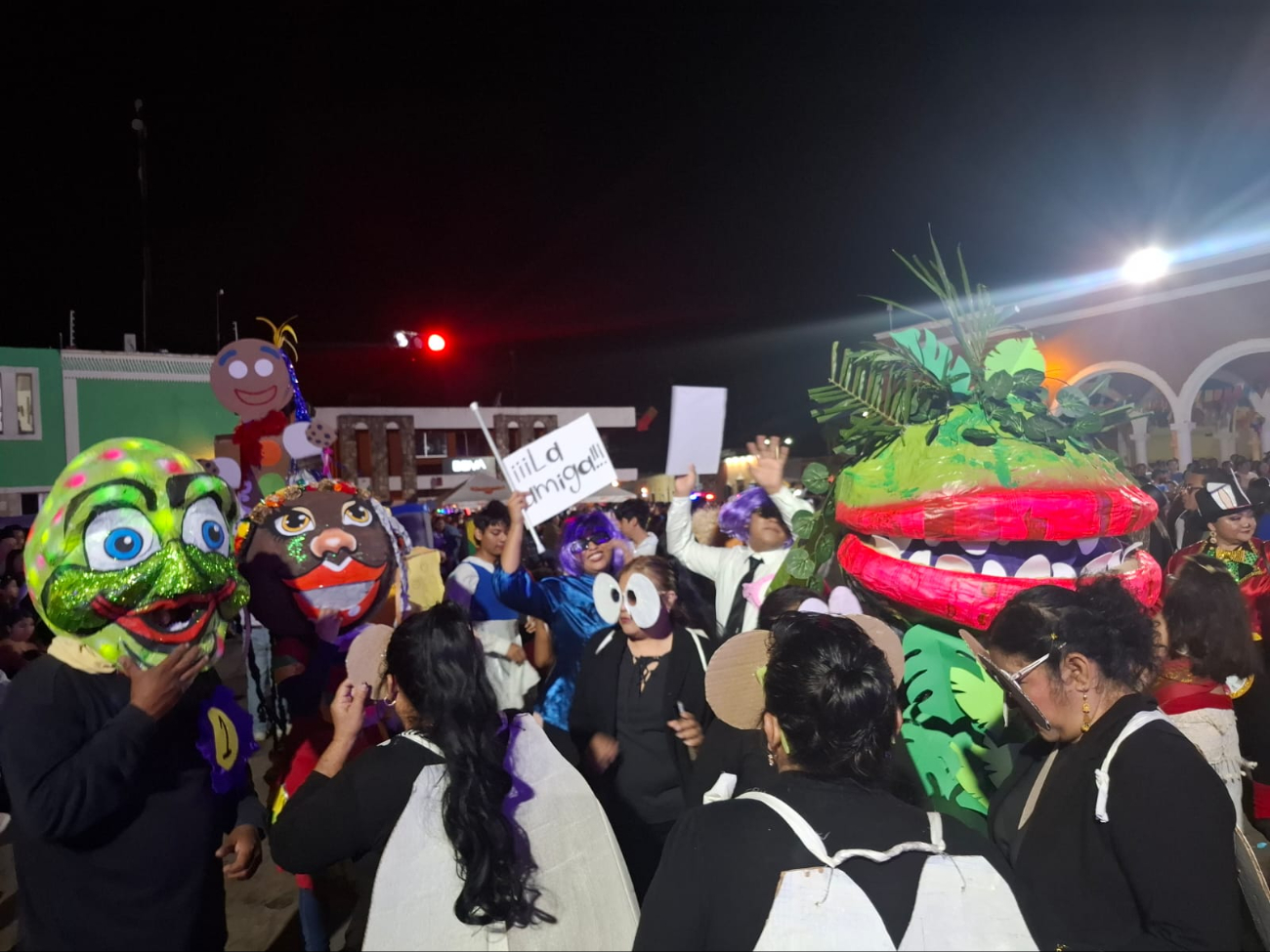 Bailadores ocuparon la pista antes que los concursantes disfrazados.