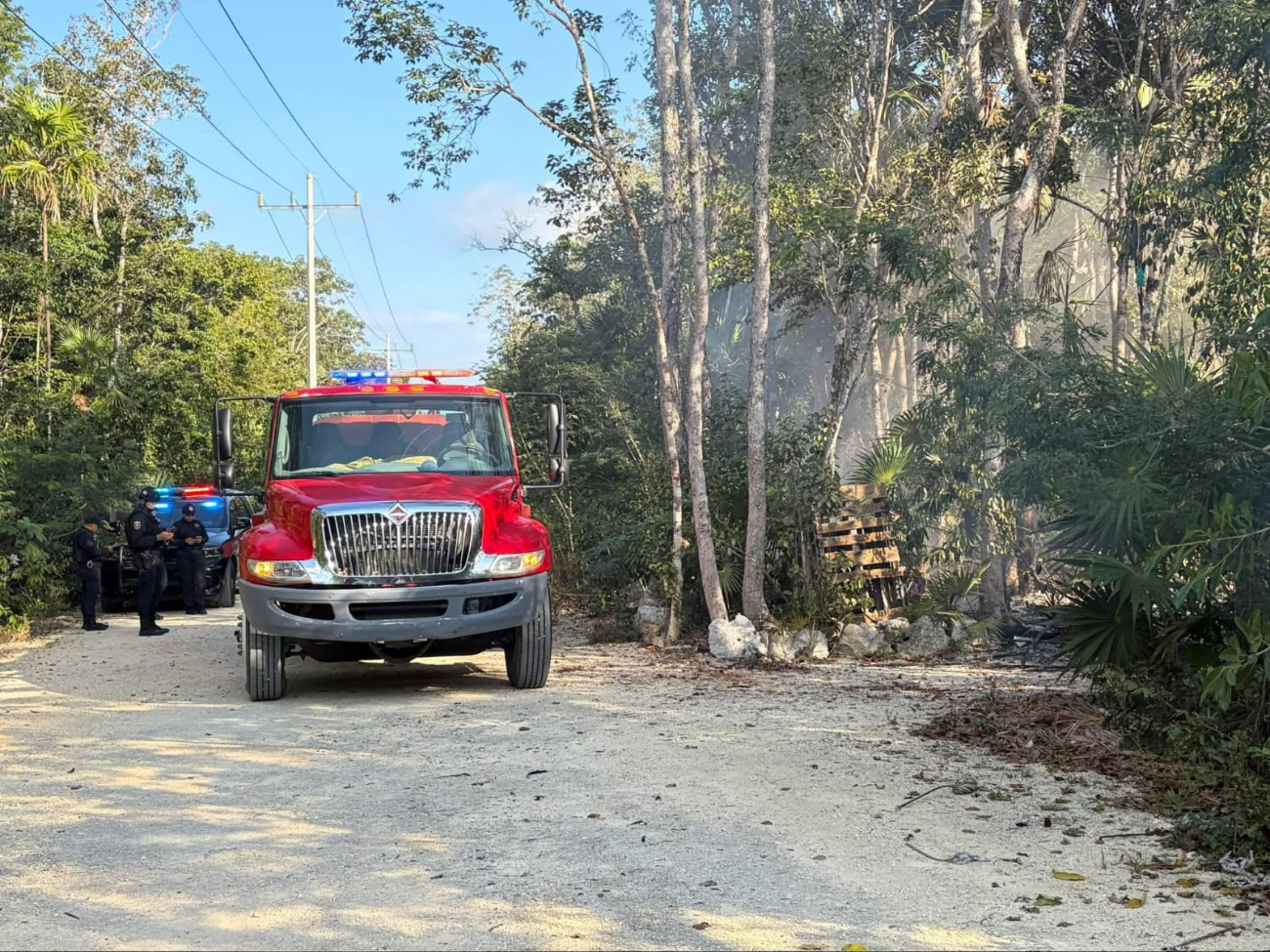 Bomberos y Protección Civil lograron sofocar las llamas antes de que alcanzaran la vegetación selvática circundante