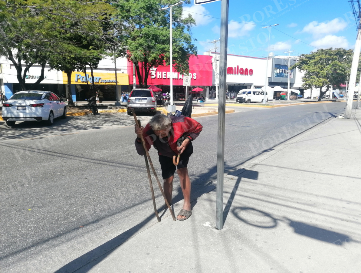 Debido a su estado de salud, debe usar dos bastones para caminar