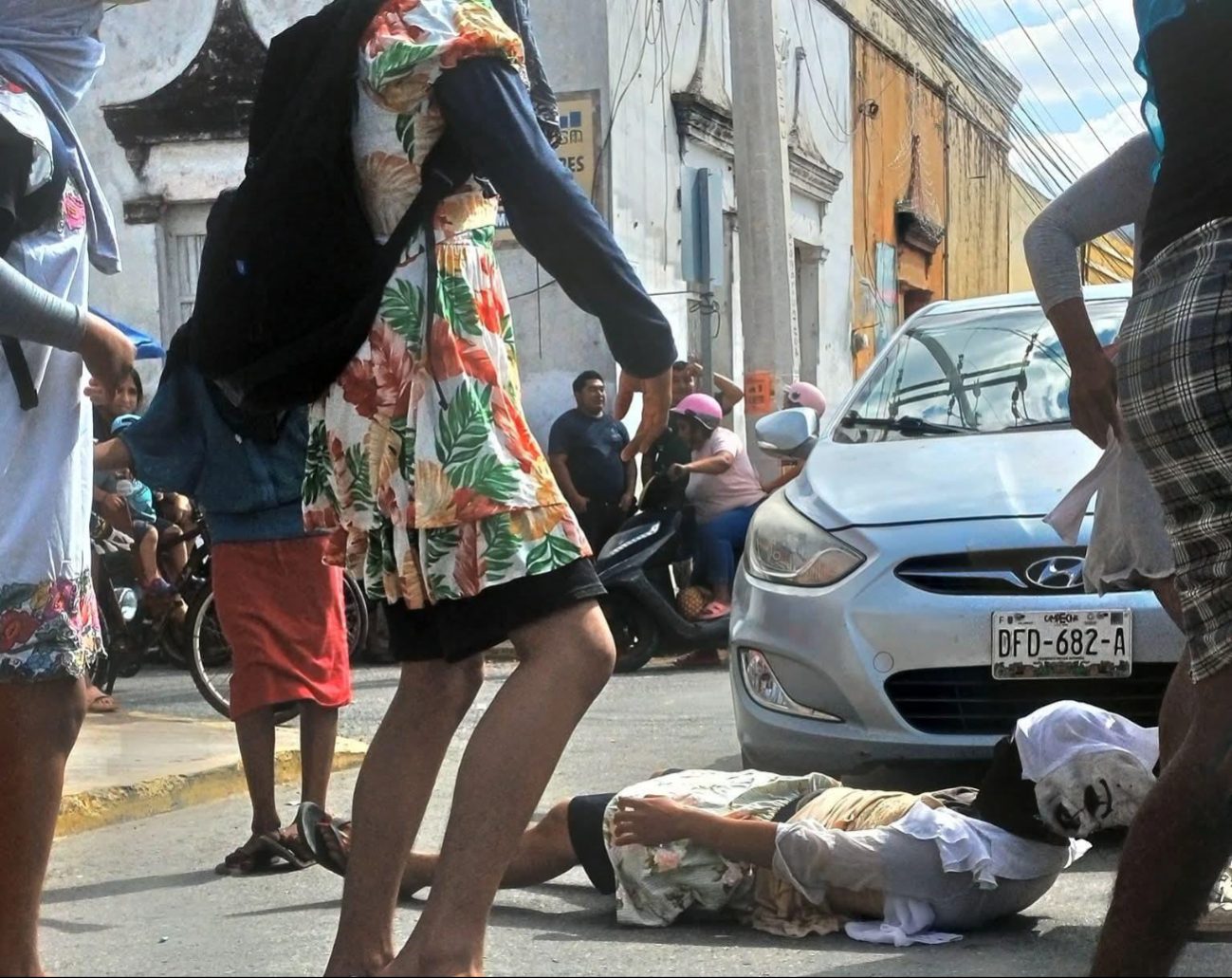 La costumbre consiste en disfrazarse y pedir cooperación en las calles.