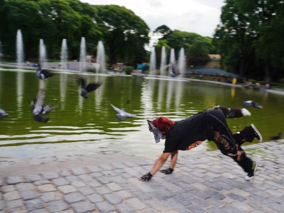 Algunos therians reportan “shifts” (cambios mentales o sensoriales) y adoptan conductas como quadrobics, uso de máscaras o sonidos animales.