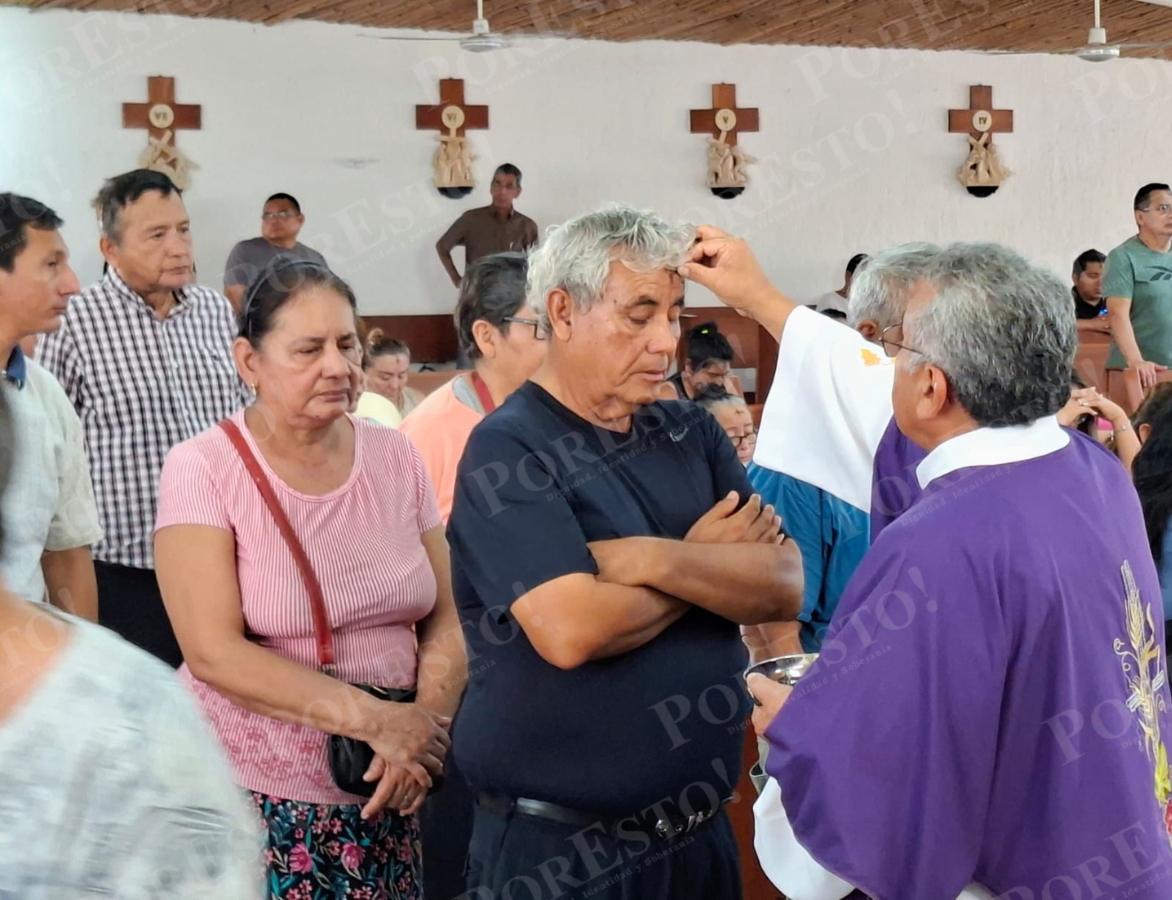 Desde primeras horas, familias y trabajadores que transitaban por el centro de la ciudad se acercaron para participar en el rito