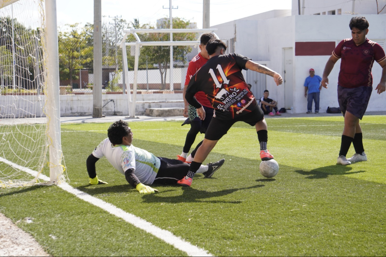 Cuervos FC y Cementeros FC comparten 21 puntos en tercer y cuarto lugar.