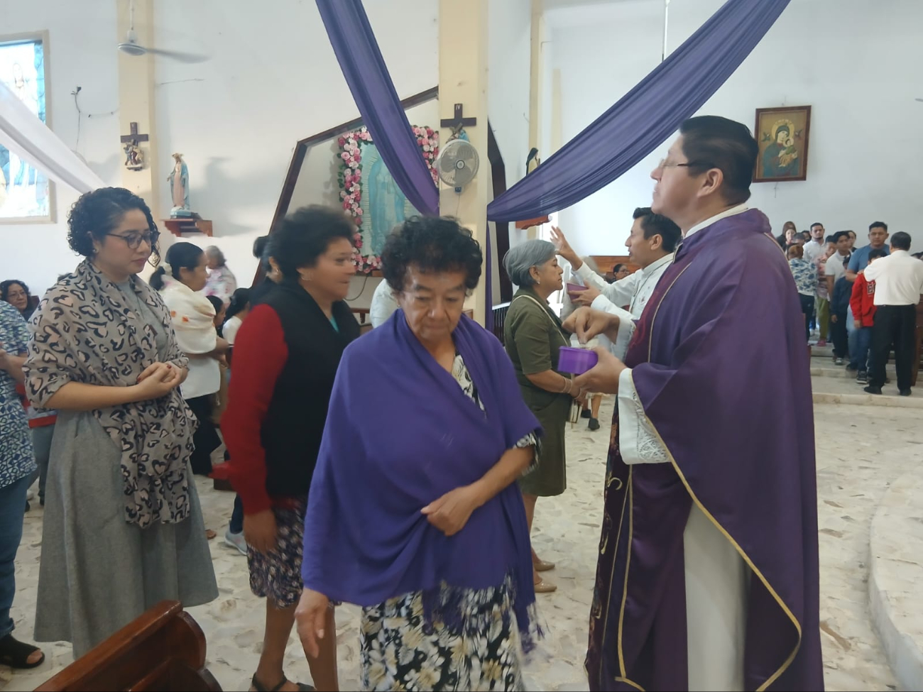 Decenas y cientos de católicos acudieron a templos para recibir la cruz como signo de penitencia.