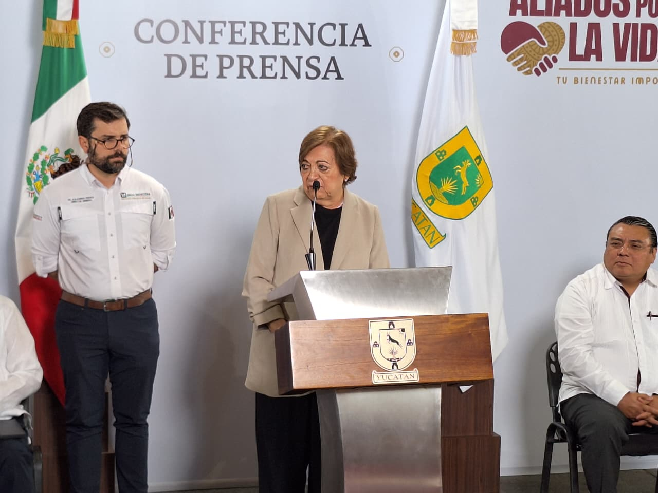 Es médica yucateca egresada de la Universidad Autónoma de Yucatán (UADY).
